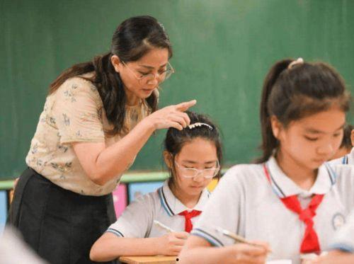 父子交流热门话题,热门话题下的温馨交流瞬间
