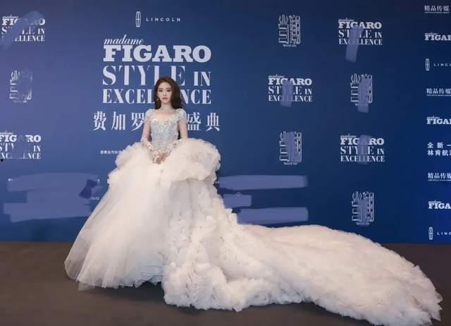费加罗红毯女明星网红对比,女明星与网红的时尚对决