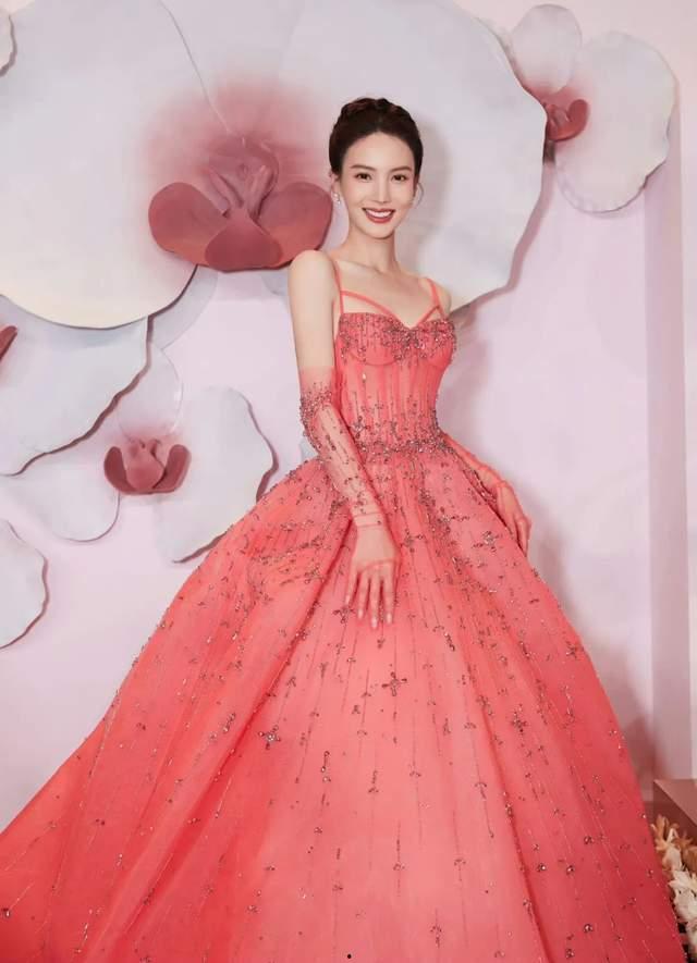 费加罗红毯女明星网红对比,女明星与网红的时尚对决