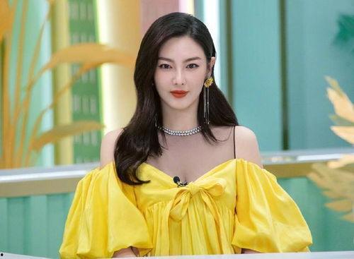 热门吃瓜吊带姐,吊带姐引发全网热议，揭秘背后故事