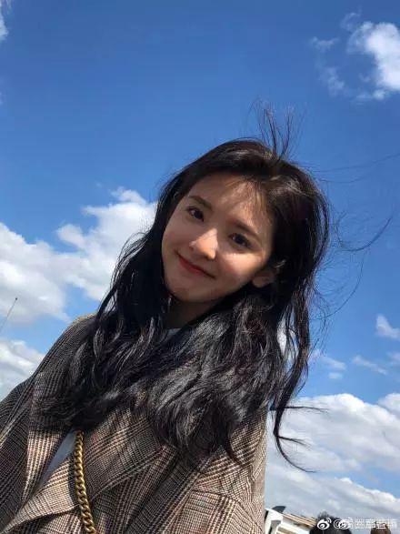 热门吃瓜吊带姐,吊带姐引发全网热议，揭秘背后故事