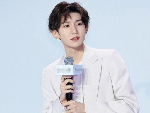 王源热门话题,从青春偶像到全能艺人，热门话题背后的成长轨迹